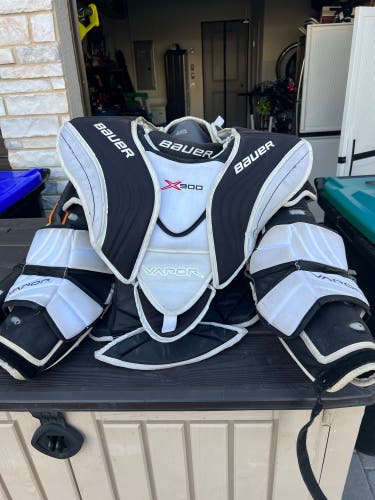 Medium Bauer Vapor X900 Goalie Chest Protector