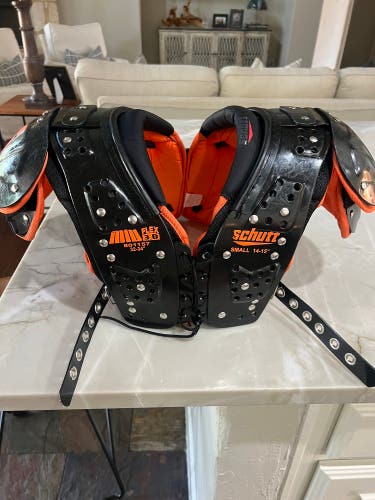 Schutt MID FLEX 3.0 football shoulder pads with 2 Battle back plates