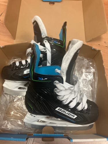 Used Bauer Regular Width  Size 10 Youth X-LP Hockey Skates