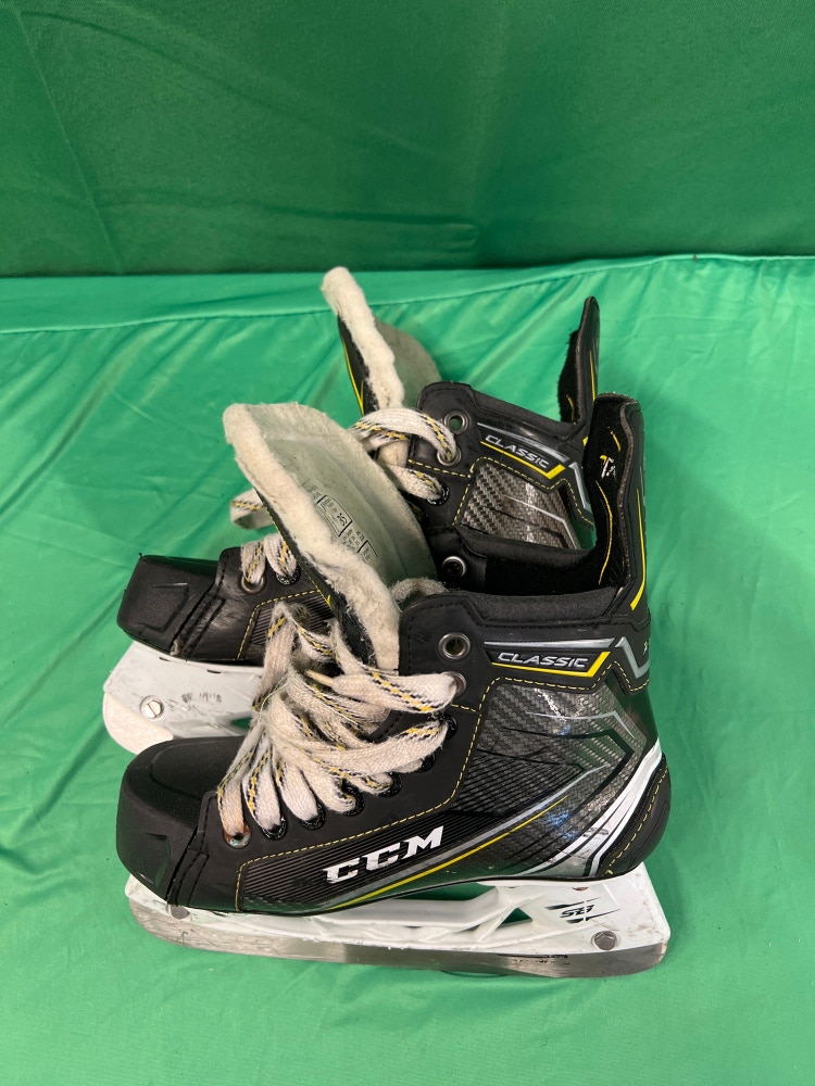 Junior Used CCM Hockey Skates D&R (Regular) 3.0