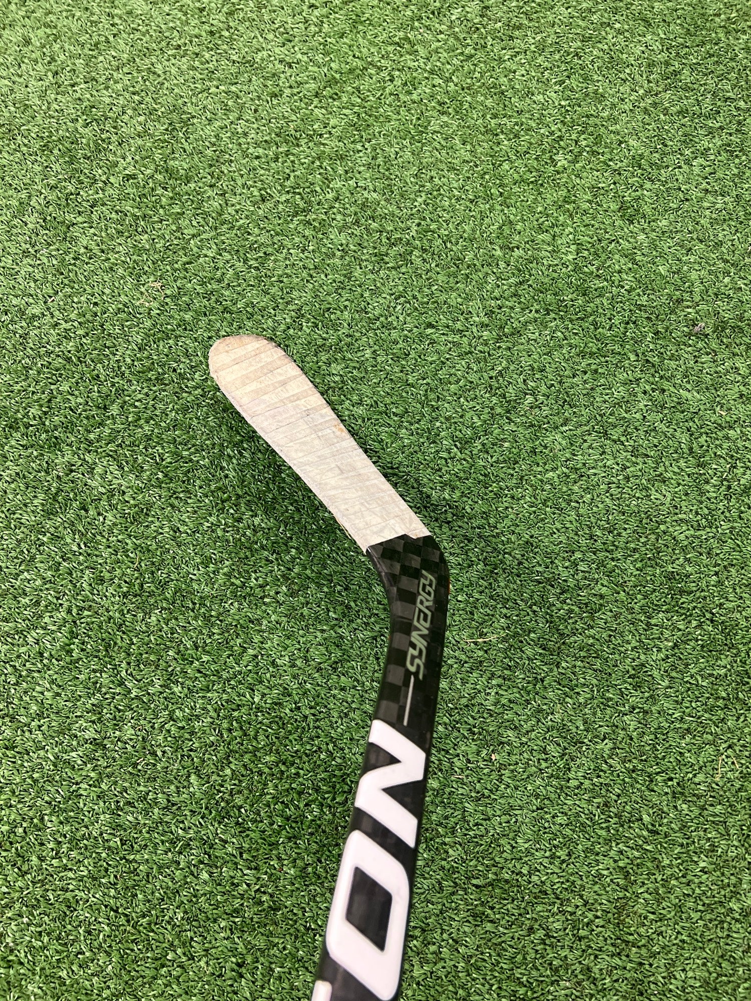 Used Easton Synergy 550 Grip Intermediate Hockey Stick JR II Lie 4 Fle –  PremierSports