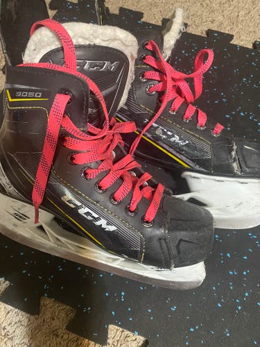 Used CCM Regular Width Size 4 Tacks 9050 Hockey Skates