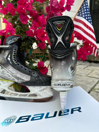 Bauer Vapor Hyperlite Size 8.5 Hockey Skates *WITH Pulse Ti Blades!!