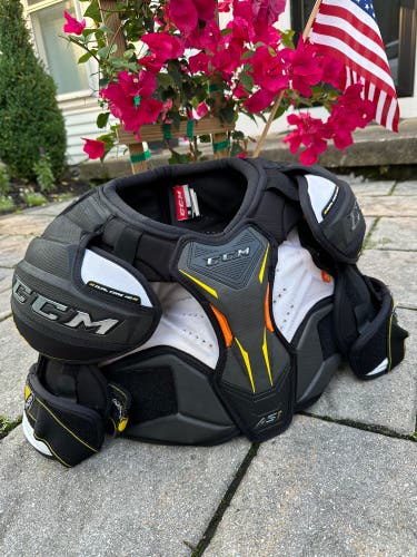CCM Super Tacks AS1 Shoulder Pads Size Senior Medium