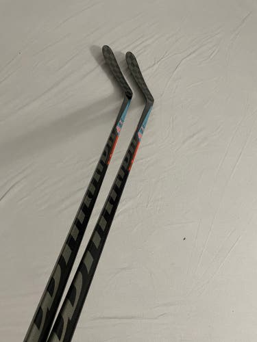 2 pack of Like New (Demo) Intermediate Warrior Left Hand QRE10 Hockey Sticks W28 70 Flex