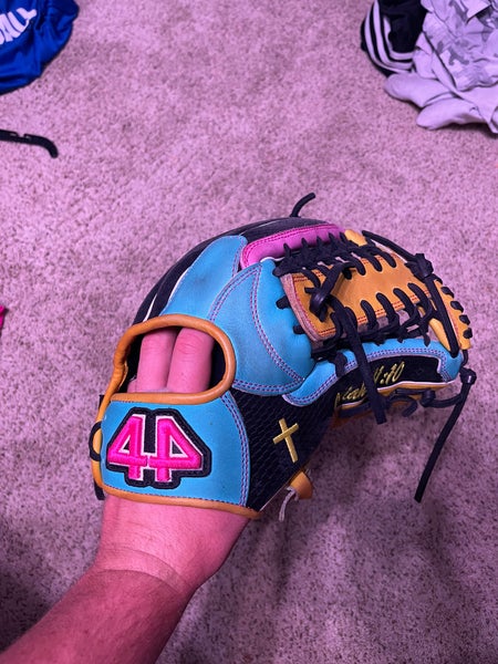 Used Right Hand Throw 12.5" Signiture Series Baseball Glove