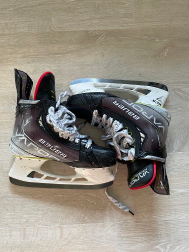 Senior New Bauer Vapor Hyperlite Hockey Skates Size 7 Fit 3