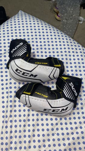 New Small CCM  Vector Elbow Pads