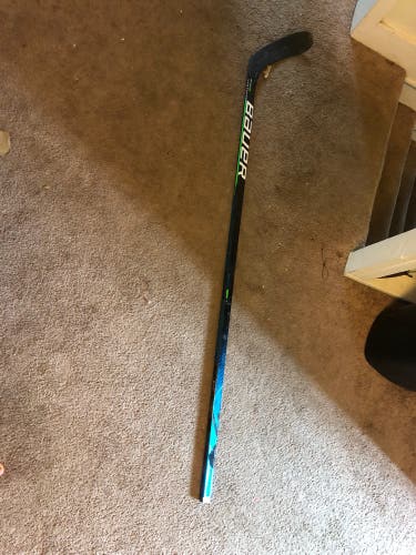 Senior Right Handed P28 Nexus Geo Hockey Stick