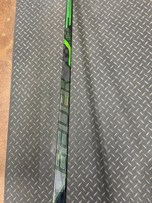 Intermediate Right Handed P29 Synergy 80 Hockey Stick