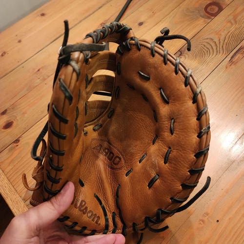 Used 2020 Wilson Right Hand Throw First Base A900 Baseball Glove 12"