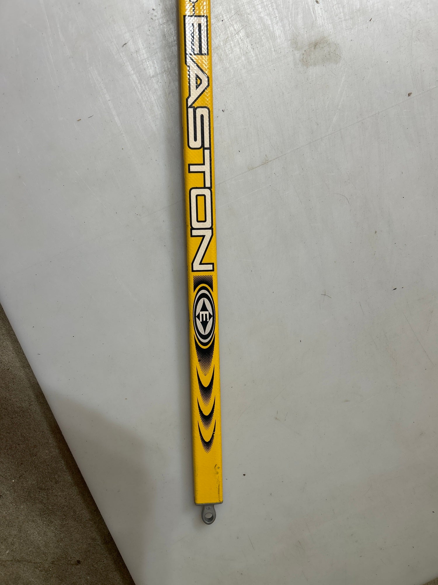 Easton Synthesis Grip Hockey Stick Shaft 50 Flex 2 Piece Yellow w/ RH Blade