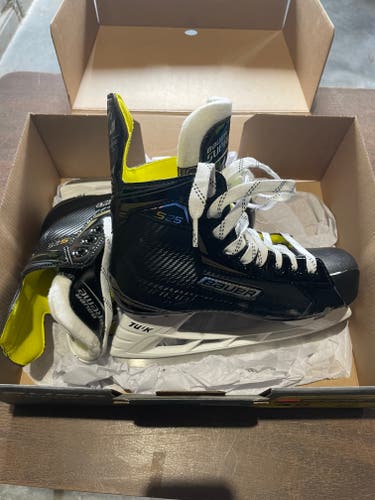 Junior New Bauer Supreme S25 Hockey Skates Regular Width Size 1
