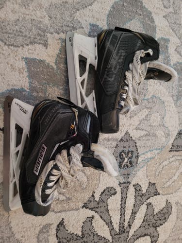 Junior Used Bauer Supreme S27 Hockey Goalie Skates Regular Width Size 2.5