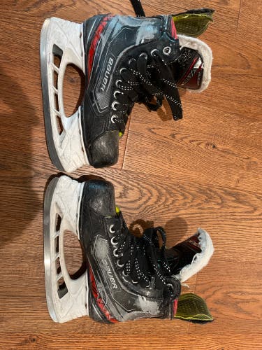 Used Bauer Regular Width Size 3 Vapor X2.9 Hockey Skates