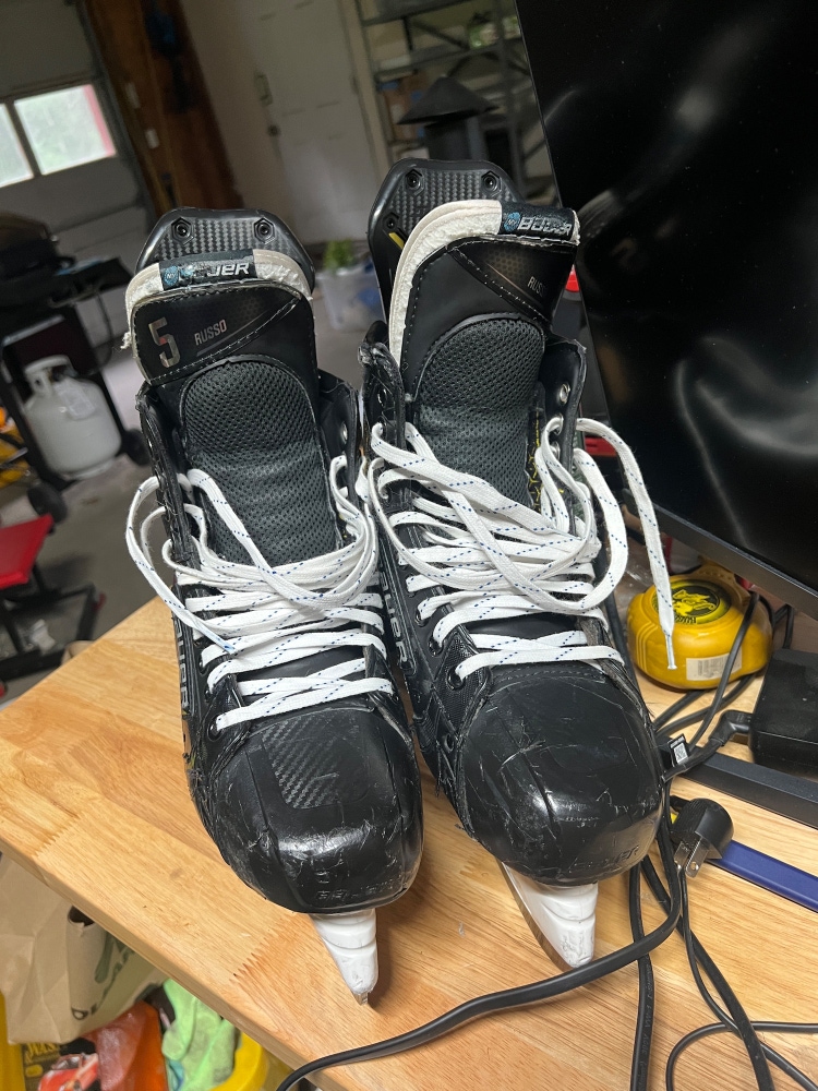 Used Bauer Regular Width Pro Stock Size 9.5 Supreme UltraSonic Hockey Skates