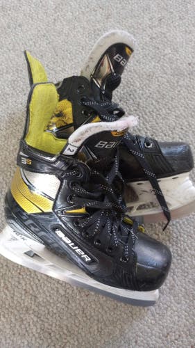 Junior Used Bauer Supreme 3S Hockey Skates Regular Width Size 2
