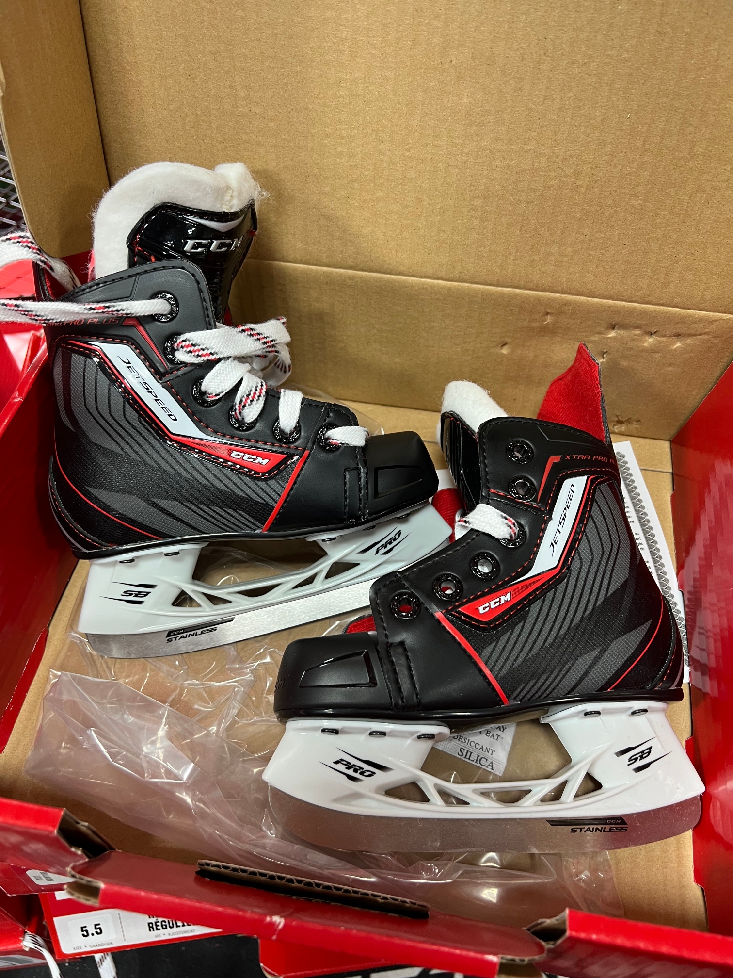 New Youth CCM JetSpeed Hockey Skates Regular Width Size 9