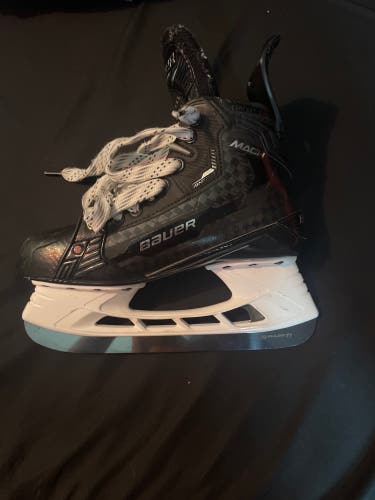 Used Bauer Wide Width   Size 5.5 Supreme Mach Hockey Skates