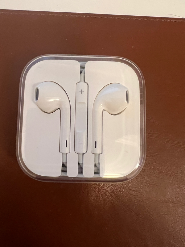 New Apple EarPods with 3.5mm Headphone Plug