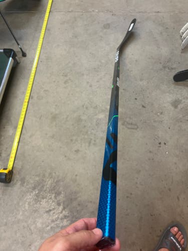 Senior Right Handed P92 Bauer Nexus Geo Hockey Stick