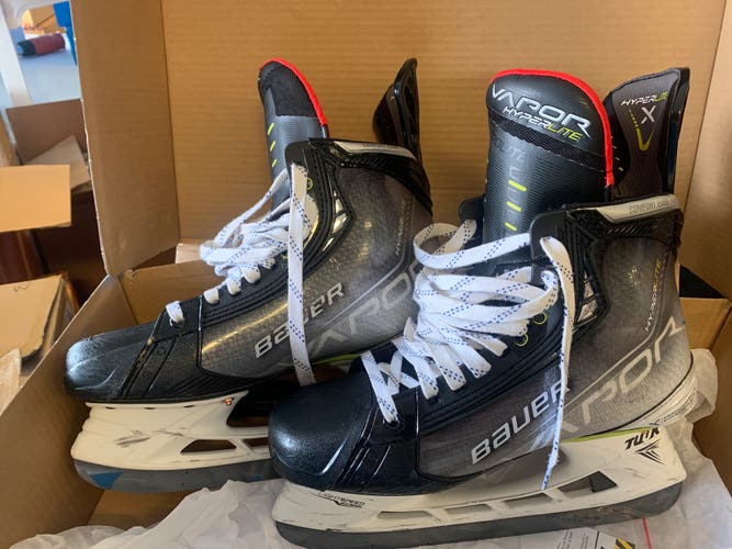 Used Bauer  Size 9 Vapor Hyperlite Hockey Skates