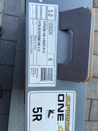 NEW Junior NEW  Bauer Supreme One.4 Hockey Skates Regular Width Size 5