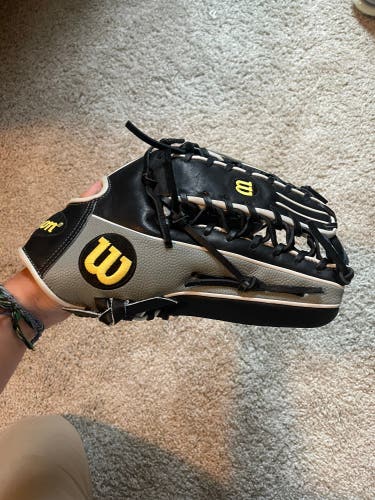 New Outfield 12.75" A2000 Baseball Glove