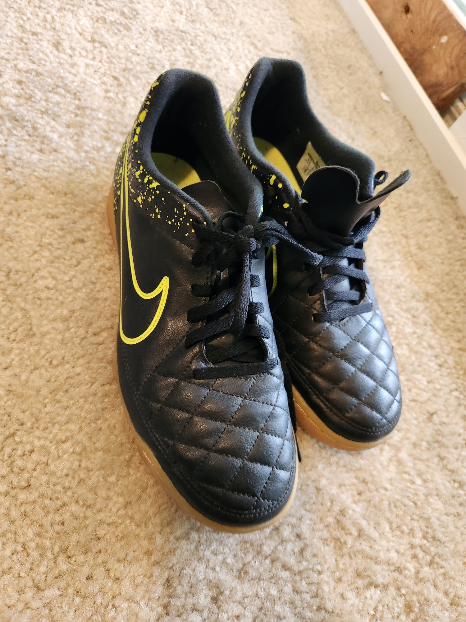 Black Used Size 7.5 (Women's 8.5) Indoor Nike Cleats