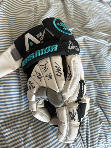 ONE GLOVE SIGNED BY 10+ PLL STARS (WILL MANNY, KYLE HARTZEL, AND MORE!)