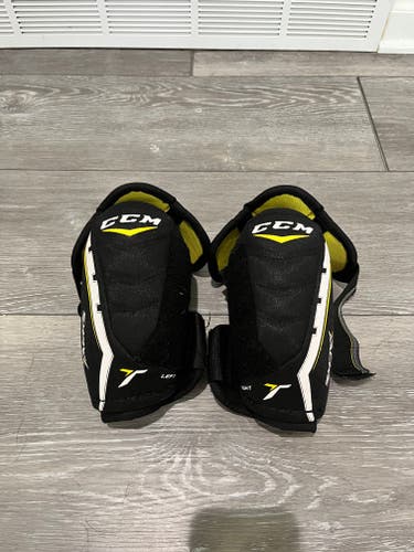 Used Small CCM Tacks 2052 Elbow Pads
