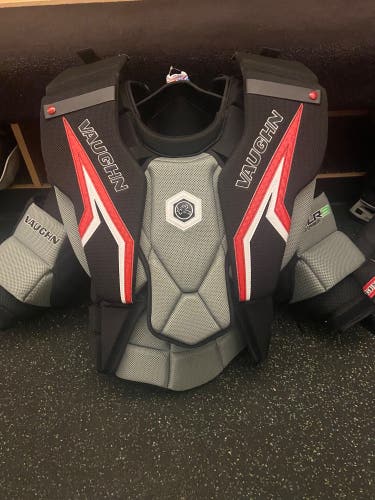 New Medium Vaughn SLR3 Pro Carbon Goalie Chest Protector