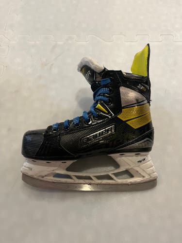 Youth Bauer Regular Width Size 13.5 Supreme 3S Hockey Skates