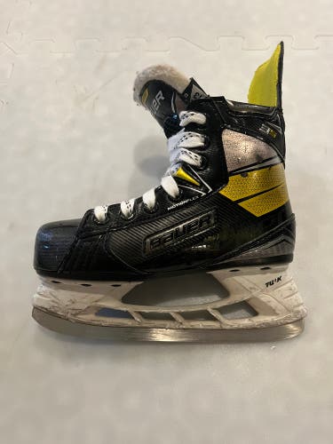 Youth Bauer Regular Width Size 13 Supreme 3S Hockey Skates