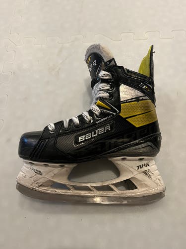 Junior Bauer Regular Width Size 2.5 Supreme 3S Hockey Skates