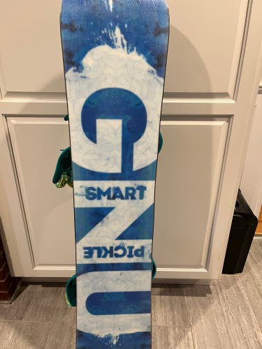 GNU Smart Pickle snowboard w/ Burton bindings Sm