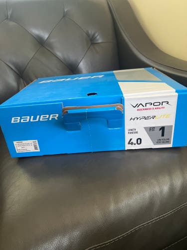 New Bauer Regular Width Size 4 Vapor Hyperlite Hockey Skates