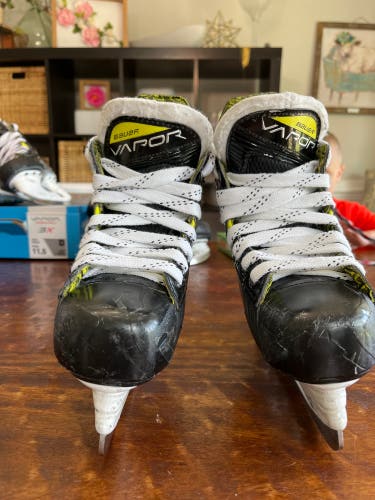 Youth Bauer Regular Width Size 13.5 Vapor 3X Hockey Skates