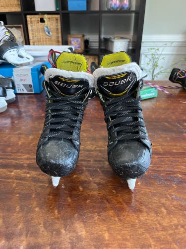 Youth Bauer Regular Width Size 10.5 Supreme 3S Pro Hockey Skates