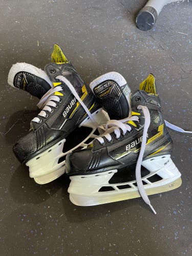 Used Bauer Regular Width  Size 13.5 Supreme One Matrix Hockey Skates