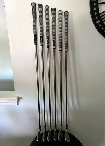 Used Men's Right Handed Cobra 3100 IH golf Irons.
