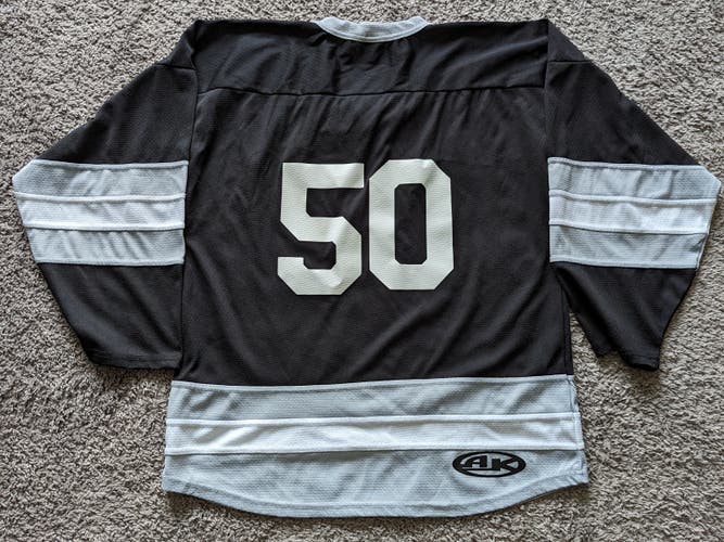 NEW ADULT MENS M MEDIUM BLACK HOCKEY JERSEY NUMBERED (#50) with Silver and white stripes