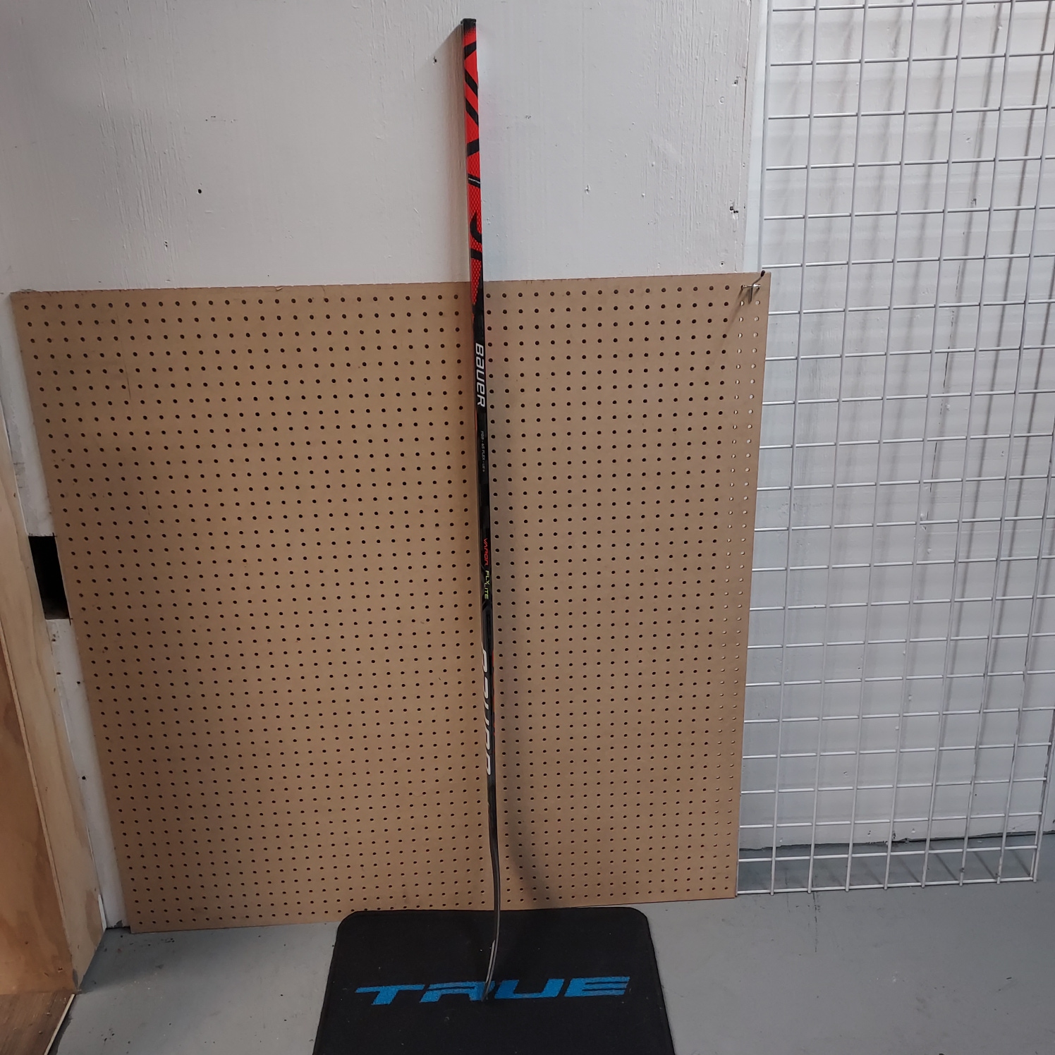 New Intermediate Bauer Right Handed Vapor FlyLite Hockey Stick P88