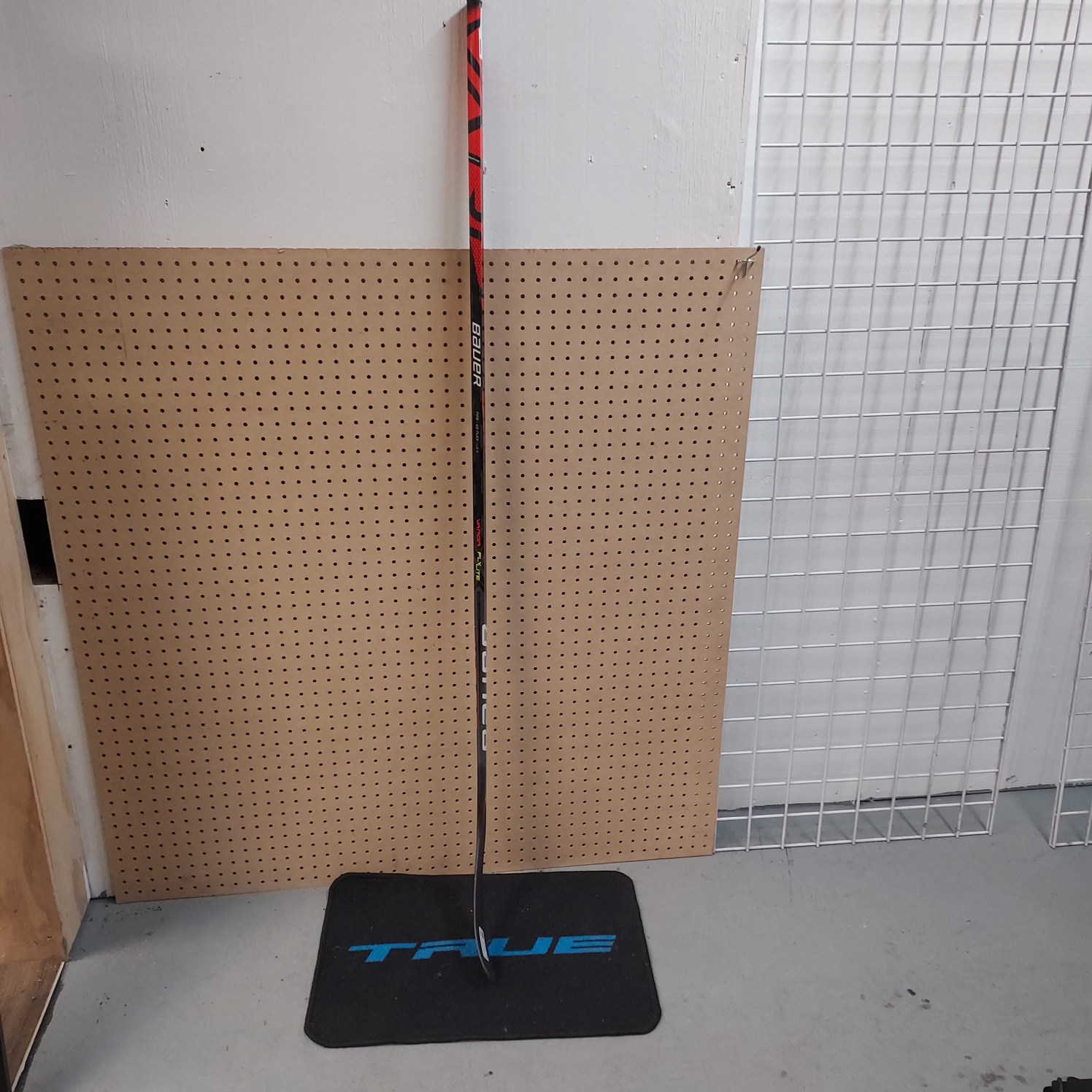New Intermediate Bauer Right Handed Vapor FlyLite Hockey Stick P28