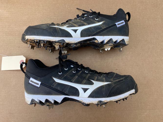 Used Mizuno Metal Baseball Cleats - Size: M 10.0 (W 11.0)