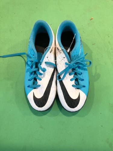 Used Youth 4.0 Indoor Nike Soccer Shoes