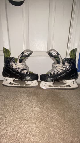 Junior Bauer  Size 5.5 Vapor X100 Hockey Skates