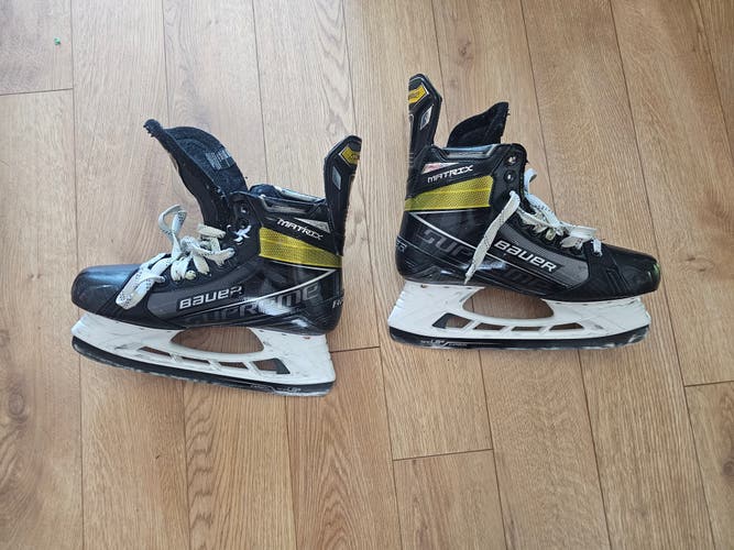 Sz.9 Bauer Supreme Matrix Hockey Skates