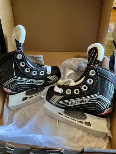 Youth New Bauer Vapor X200 Hockey Skates Regular Width Size 6