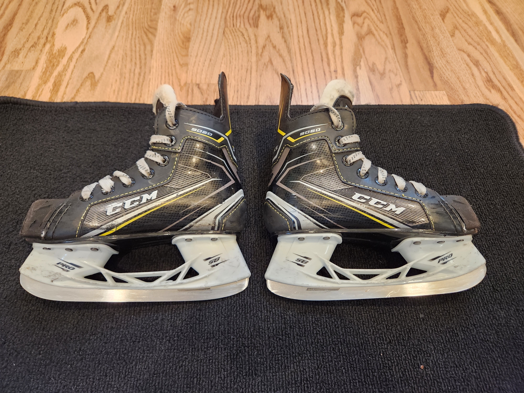 Used Youth CCM Tacks 9060 Hockey Skates Size 12.5